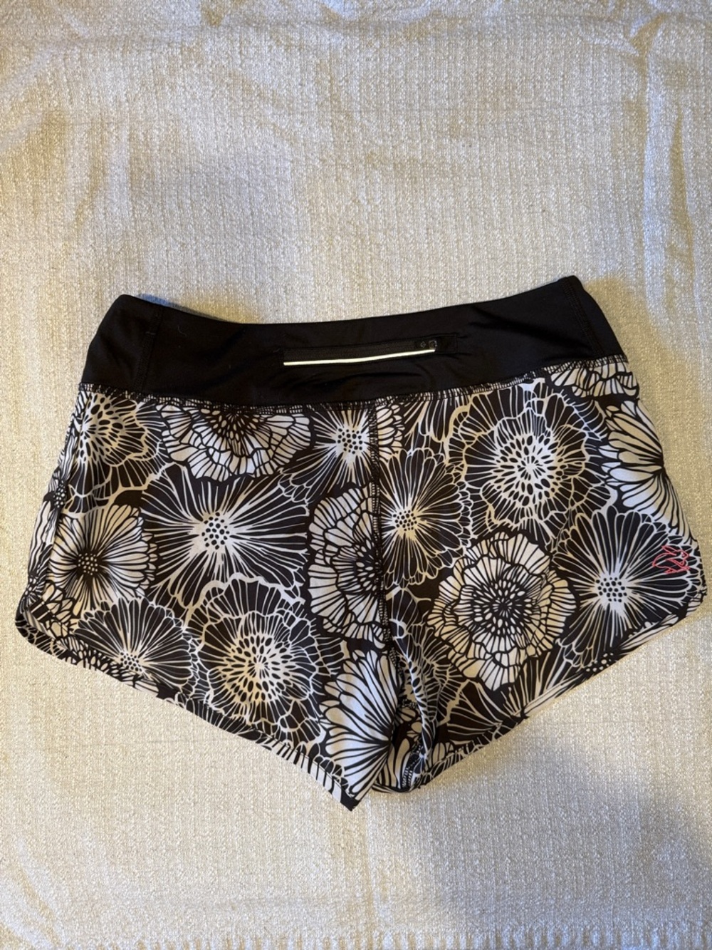 rabbit Hopper 4" Short | Black Floral | Women’s SM - Picture 3 of 6